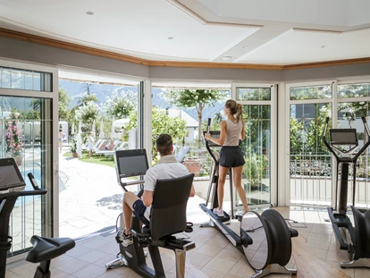 Luxusurlaub - Völlan - Lichtdurchfluteter Fitnessraum am Pool mit neuesten Cardio-Geräten - Preidlhof***** Luxury DolceVita Resort