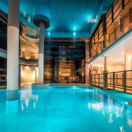 Luxushotel: Indoor Thermalwasser Pool mit warmen Heilwasser - Preidlhof***** Luxury DolceVita Resort