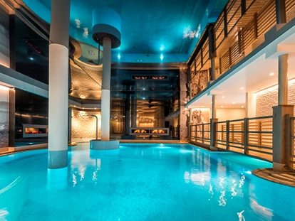 Luxusurlaub - Völlan - Indoor Thermalwasser Pool mit warmen Heilwasser - Preidlhof***** Luxury DolceVita Resort