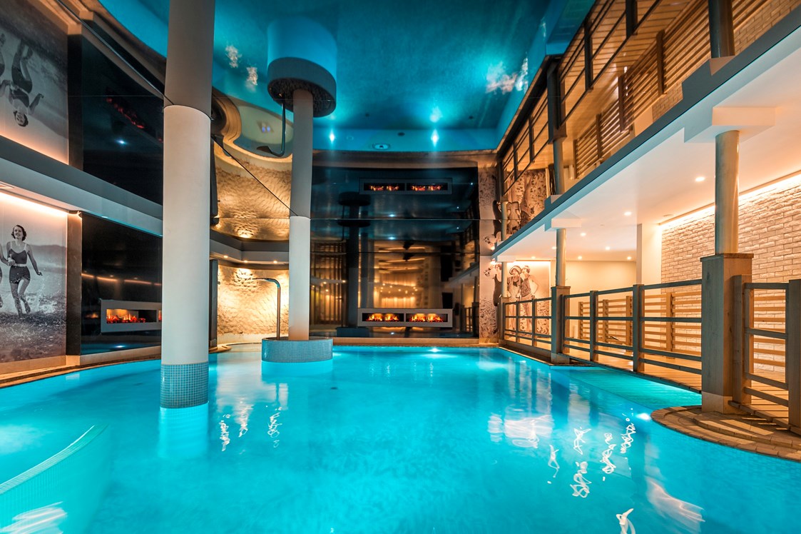Luxushotel: Indoor Thermalwasser Pool mit warmen Heilwasser - Preidlhof***** Luxury DolceVita Resort