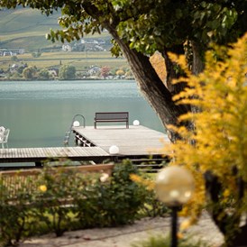 Luxushotel: Die Parkanlage im Herbst - Parc Hotel am See