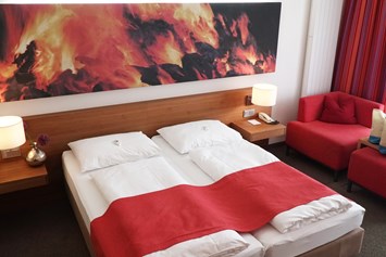 Luxushotel: Zimmer ausgestattet nach dem Element "Feuer" - Gesundheitsresort Lebensquell Bad Zell