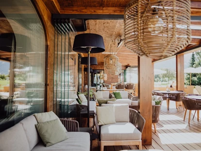 Luxusurlaub - Bar: Poolbar - Sonnenterrasse am Gut Weissenhof - Hotel Gut Weissenhof ****S