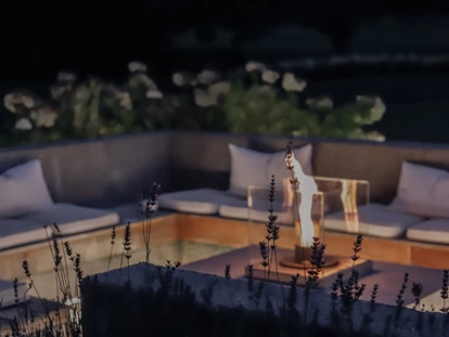 Luxusurlaub - Bar: Poolbar - Gemütliche Stunden bei der Feuerstelle - Hotel Gut Weissenhof ****S