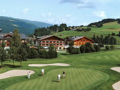 Luxusurlaub - Bar: Poolbar - Golfhotel direkt am Golfplatz Radstadt im Salzburger Land - Hotel Gut Weissenhof ****S