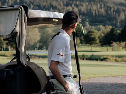 Luxusurlaub - Bar: Poolbar - Das 4 Sterne Superior Golfhotel Gut Weissenhof liegt direkt an der 27-Loch GolfanlageRadstadt mit eigenem Pitching- und Puttinggreen vorm Haus - Hotel Gut Weissenhof ****S