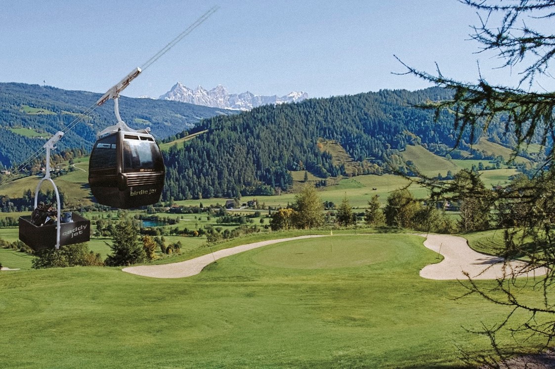 Luxushotel: Mit der weltweit einmaligen Gondelbahn "Birdie-Jet" am Golfplatz Radstadt zum Loch 12 schweben  - Hotel Gut Weissenhof ****S