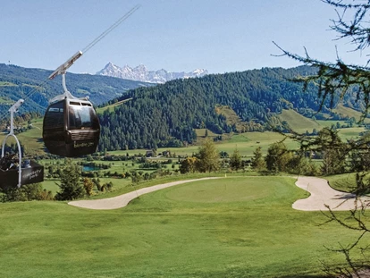 Luxusurlaub - Bar: Poolbar - Mit der weltweit einmaligen Gondelbahn "Birdie-Jet" am Golfplatz Radstadt zum Loch 12 schweben  - Hotel Gut Weissenhof ****S