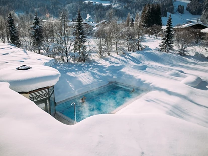 Luxusurlaub - Bar: Poolbar - Beheizter Außenpool auch im Winter - Hotel Gut Weissenhof ****S