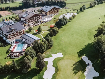 Luxusurlaub - Bar: Poolbar - Golfhotel direkt am Golfplatz Radstadt im Salzburger Land - Hotel Gut Weissenhof ****S