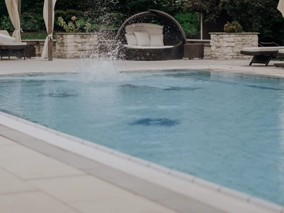 Luxusurlaub - Bar: Poolbar - Wellnesshotel mit beheiztem Außenpool und großer Liegewiese - Hotel Gut Weissenhof ****S