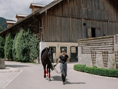 Luxusurlaub - Bar: Poolbar - Reitanlage Gut Weissenhof im Salzburger Land - Hotel Gut Weissenhof ****S
