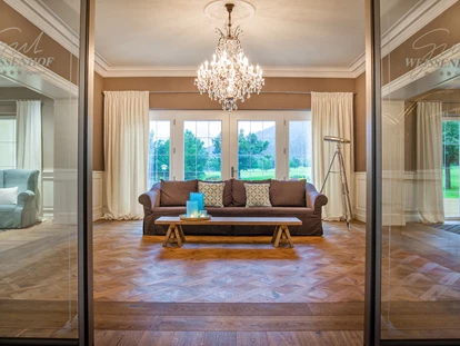 Luxusurlaub - Bar: Poolbar - Ankommen und wohlfühlen im exklusiven Ambiente des Hotel Gut Weissenhof in der Nähe von der Stadt Salzburg - Hotel Gut Weissenhof ****S