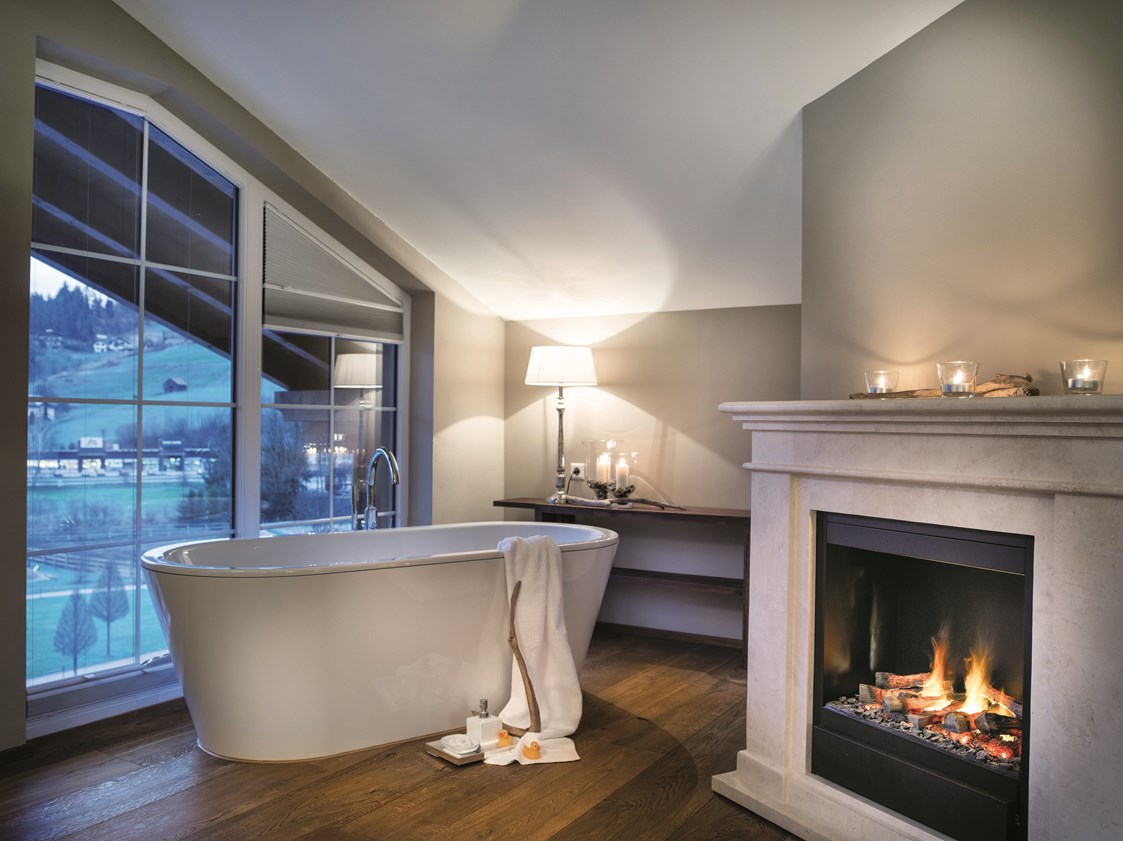 Luxushotel: Die freistehende Badewanne bietet puren Luxus und Entspannung in Ihrer Suite im Hotel Gut Weissenhof - Hotel Gut Weissenhof ****S