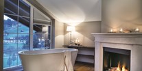 Luxusurlaub - Saunalandschaft: Dampfbad - Die freistehende Badewanne bietet puren Luxus und Entspannung in Ihrer Suite im Hotel Gut Weissenhof - Hotel Gut Weissenhof ****S