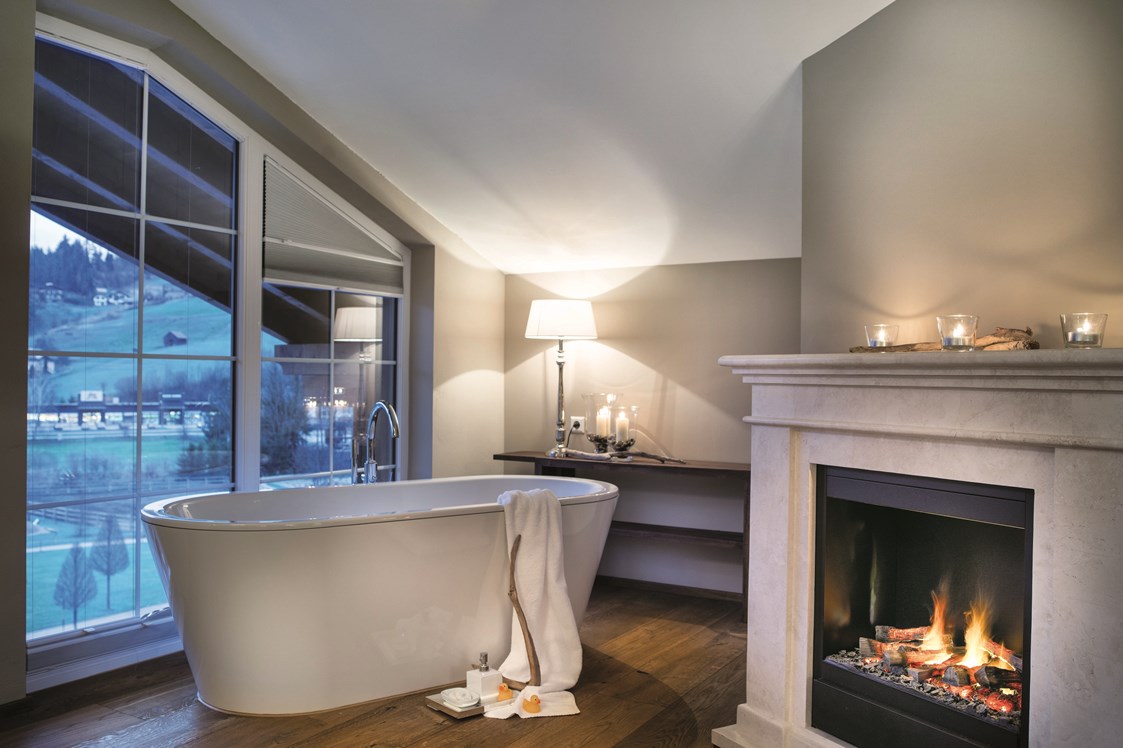 Luxushotel: Die freistehende Badewanne bietet puren Luxus und Entspannung in Ihrer Suite im Hotel Gut Weissenhof - Hotel Gut Weissenhof ****S