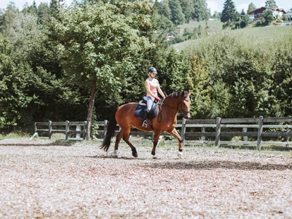 Luxusurlaub - Bar: Poolbar - Perfekter Reiturlaub mit dem eigenen Pferd am Reiterhof Gut Weissenhof in Salzburg - Hotel Gut Weissenhof ****S