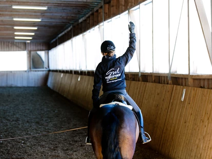 Luxusurlaub - Bar: Poolbar - Reitunterricht für Anfänger und Fortgeschrittene bei staatlich geprüften Reitlehrern auf der Top-Reitanlage Gut Weissenhof in Salzburg - Hotel Gut Weissenhof ****S