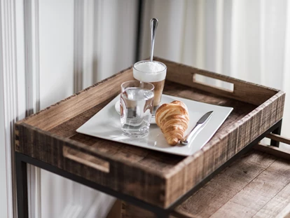 Luxusurlaub - Bar: Poolbar - Genussurlaub mit sehr guter Küche und erlesenen Weinen im Hotel Gut Weissenhof im Salzburger Land - Hotel Gut Weissenhof ****S