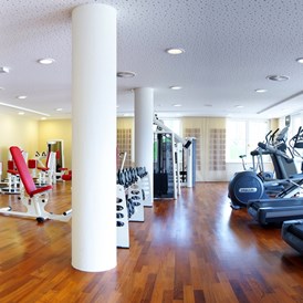 Luxushotel: Fitnessraum mit modernen Fitnessgeräten und perfektem Panoramablick auf die Radstädter Berge - Hotel Gut Weissenhof ****S