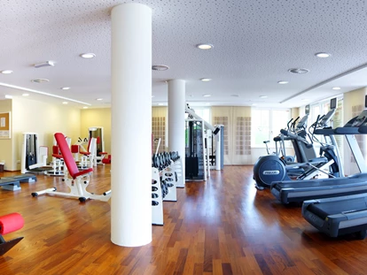 Luxusurlaub - Bar: Poolbar - Fitnessraum mit Precor Fitnessgeräten und perfektem Panoramablick auf die Radstädter Berge - Hotel Gut Weissenhof ****S