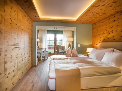 Luxusurlaub - Bar: Poolbar - In den Zirbenzimmern im Golf-, Reit- und Wellnesshotel Gut Weissenhof erholsame Nächte verbringen - Hotel Gut Weissenhof ****S