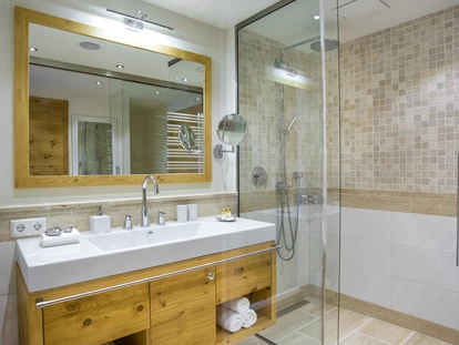 Luxusurlaub - Bar: Poolbar - Luxuriöse Badezimmer im Hotel Gut Weissenhof in Radstadt in Österreich - Hotel Gut Weissenhof ****S