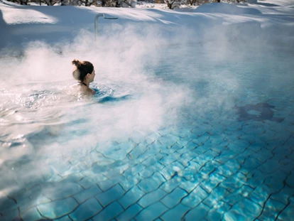 Luxusurlaub - Bar: Poolbar - Beheizter Außenpool auch im Winter - Hotel Gut Weissenhof ****S