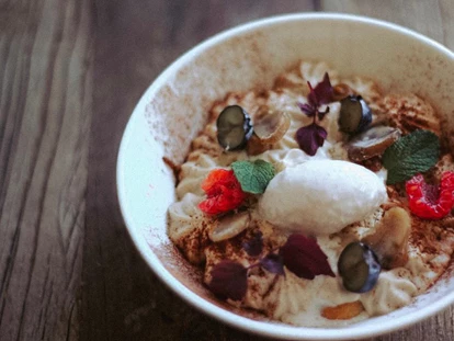 Luxusurlaub - Bar: Poolbar - Genussküche von 7.30 bis 20.30 Uhr im Hotel Gut Weissenhof im Salzburger Land genießen - Hotel Gut Weissenhof ****S