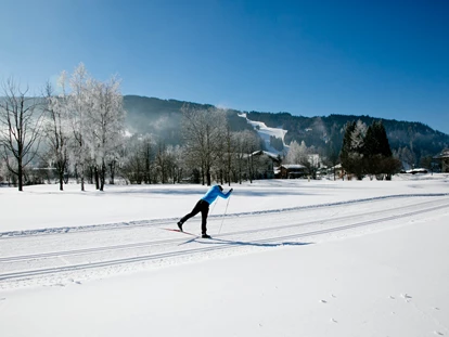 Luxusurlaub - Bar: Poolbar - Langlaufloipe direkt vor der Haustür - Hotel Gut Weissenhof ****S