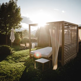 Luxushotel: Gartenliegen bei Sonnenuntergang - Sonnhof Alpendorf
