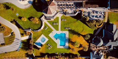 Luxusurlaub - Hotel-Schwerpunkt: Luxus & Sport - Herbstlicher Garten mit Freibad am Brandlhof - Hotel Gut Brandlhof