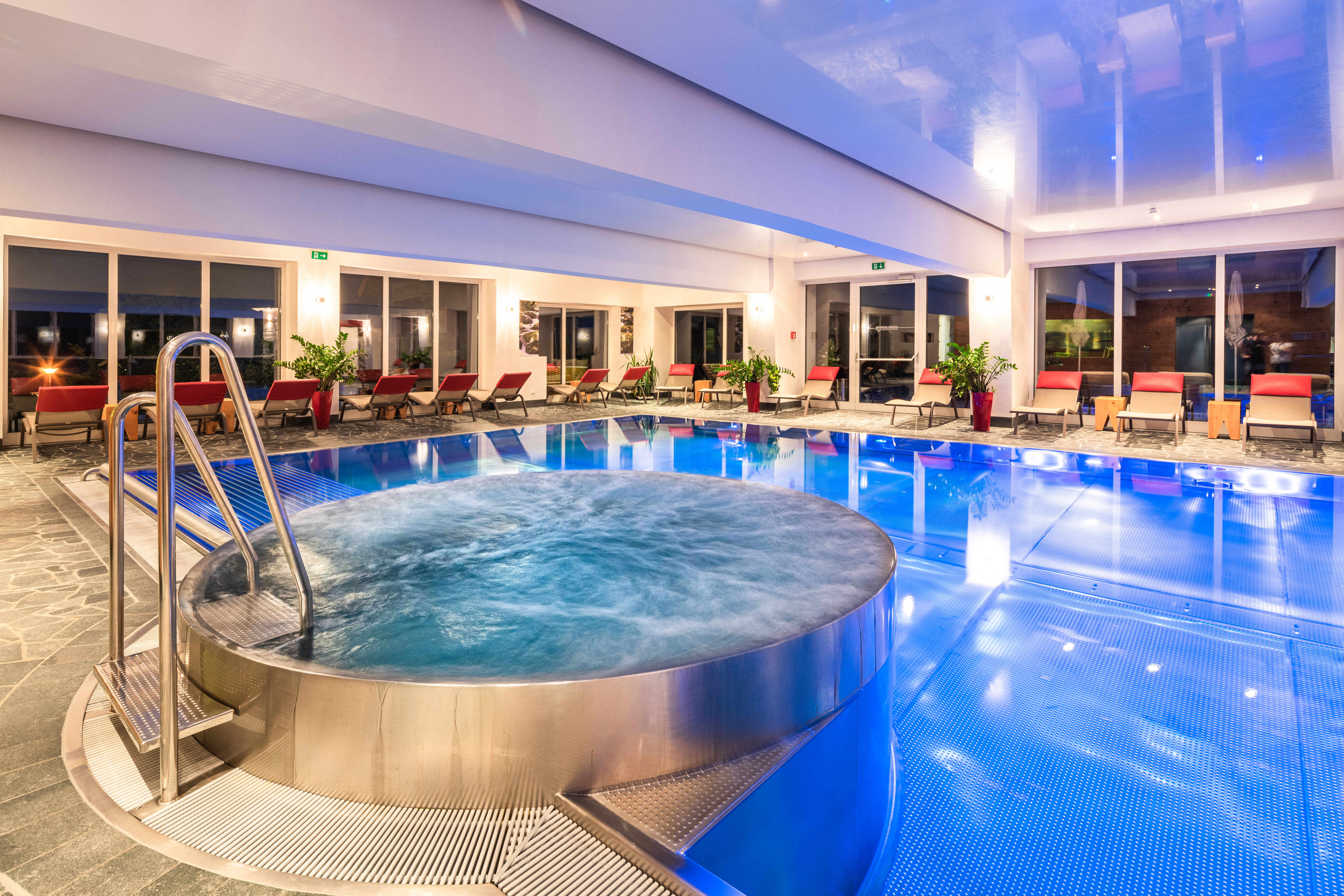 Luxusurlaub - PLZ 6335 (Österreich) - Farblicht-Hallenbad - Hotel Gassner****Superior