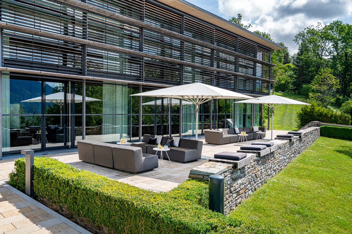 Luxushotel: Terrasse von einem der Tagungsräume - Hotel DAS TEGERNSEE
