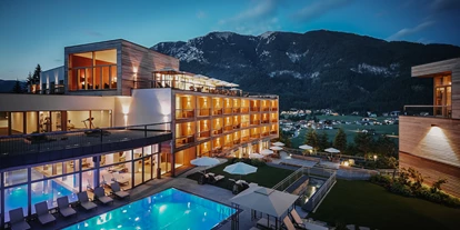 Luxusurlaub - Hotel-Schwerpunkt: Luxus & Sport - Außenansicht Sommer - DAS KRONTHALER****S