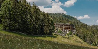 Luxusurlaub - Hotel-Schwerpunkt: Luxus & Sport - Außenansicht Sommer - DAS KRONTHALER****S