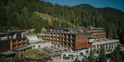 Luxusurlaub - Hotel-Schwerpunkt: Luxus & Sport - Außenansicht Sommer - DAS KRONTHALER****S