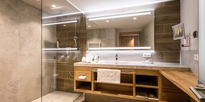 Luxusurlaub - Hotel-Schwerpunkt: Luxus & Familie - Relax Suite "Weitblick" - Bad - Landhotel Schermer