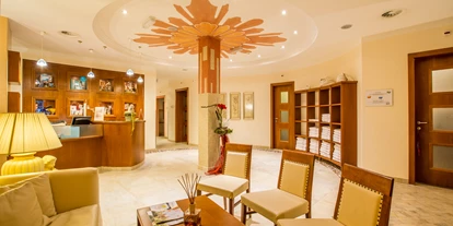 Luxusurlaub - Hotel-Schwerpunkt: Luxus & Familie - Spa-Rezeption - Landhotel Schermer