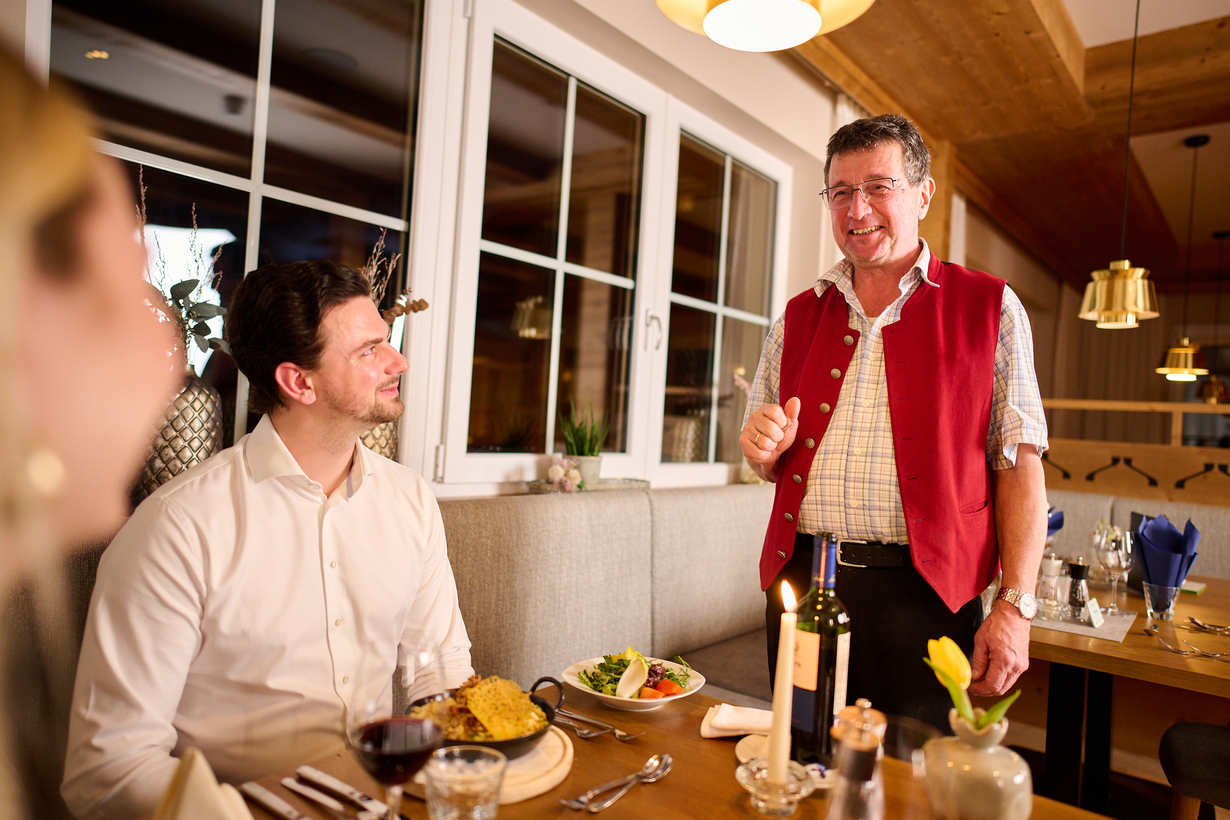 Luxushotel: Jakob Senior beim Abendessen - Landhotel Schermer