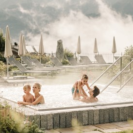 Luxushotel: Familie im Outdoor-Whirlpool - Schlosshotel Fiss