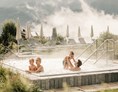 Luxushotel: Familie im Outdoor-Whirlpool - Schlosshotel Fiss