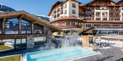 Luxusurlaub - Saunalandschaft: Dampfbad - Hotelansicht im Winter - Hotel Post Lermoos