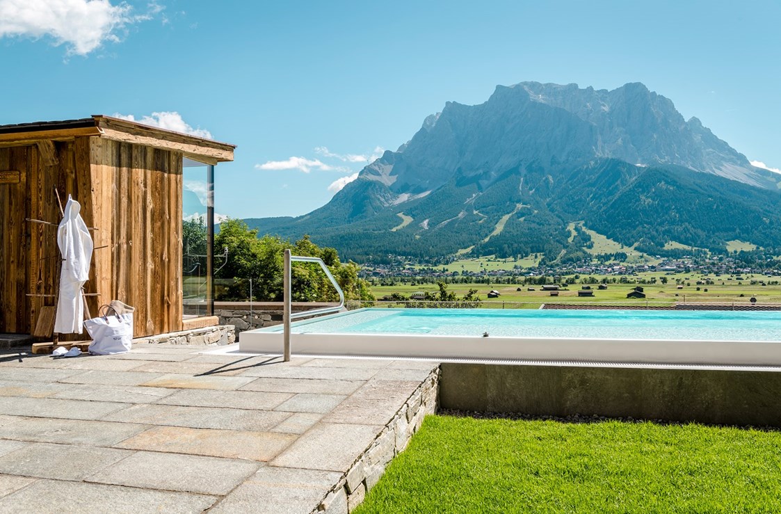 Luxushotel: Pool mit Blick auf die Zugspitze - Hotel Post Lermoos