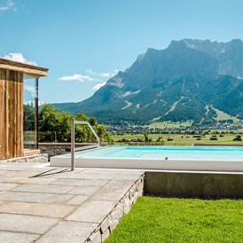 Luxushotel: Pool mit Blick auf die Zugspitze - Hotel Post Lermoos