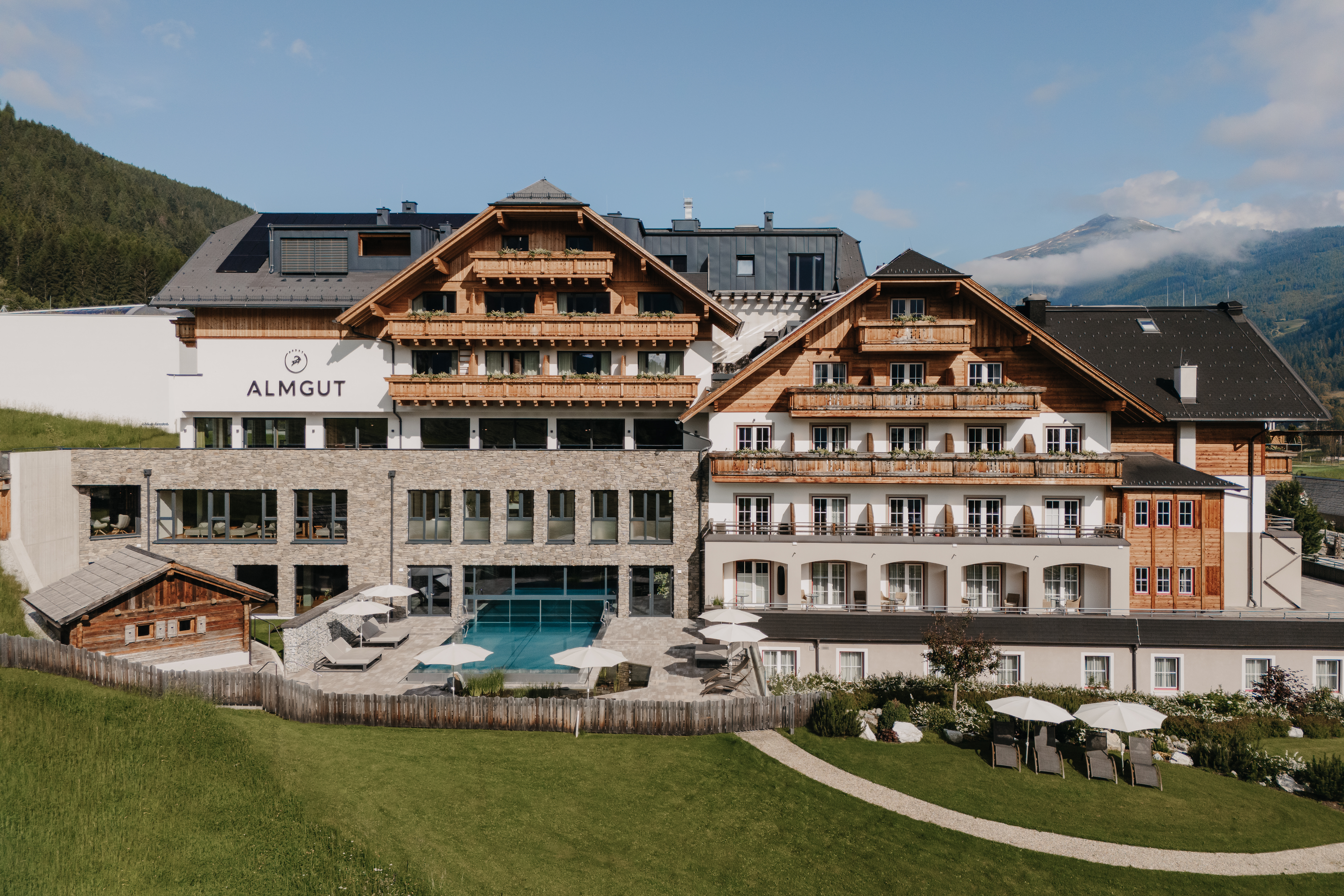 Luxusurlaub - Außenansicht ALMGUT - ALMGUT Mountain Wellness
