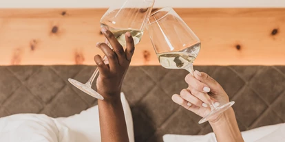Luxusurlaub - Parkplatz: gebührenpflichtig in Gehweite - Cheers! Lass die Ferien beginnen. - Romantik Seehotel Jägerwirt