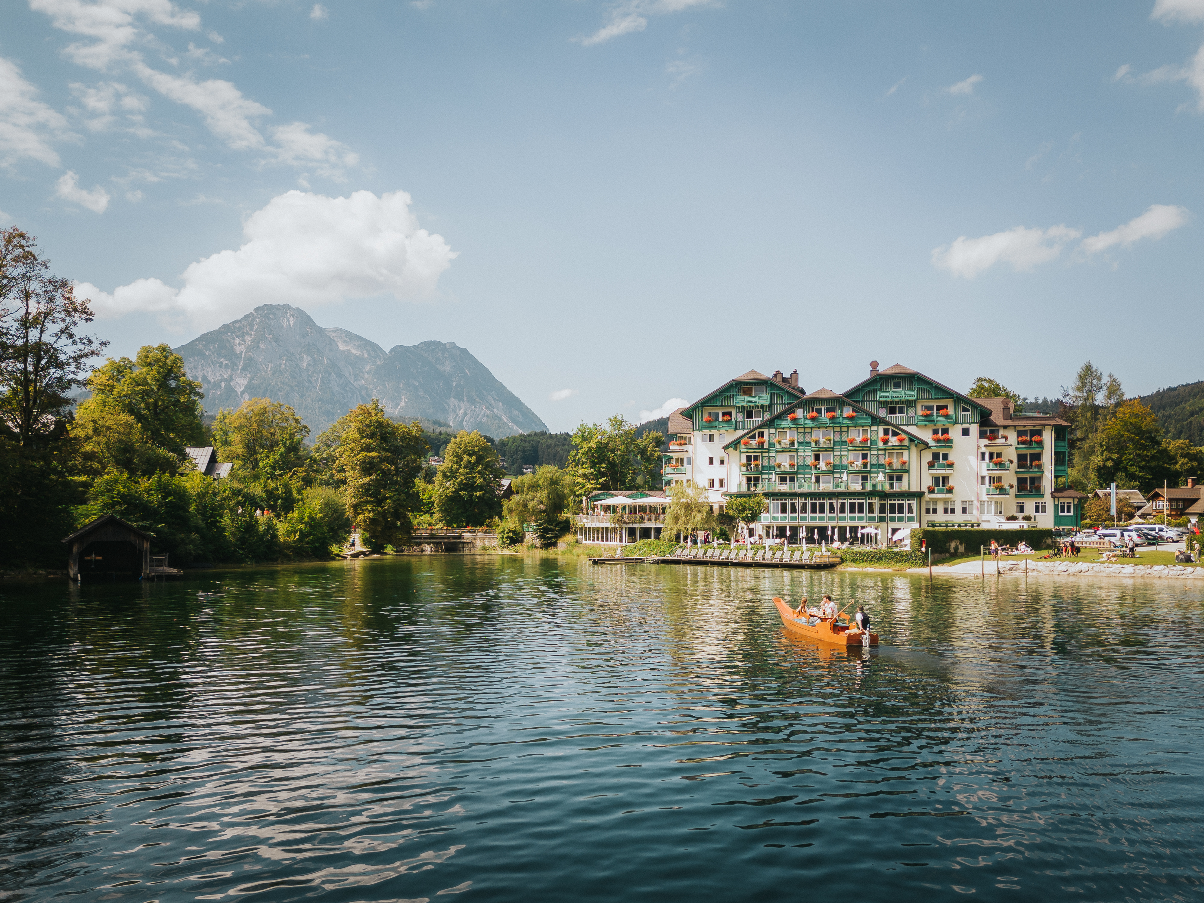 Luxusurlaub - Ladestation Elektroauto - Traunkirchen - Hotel Seevilla Altaussee, direkt am Ufer des Altausseer Sees.  - Hotel Seevilla Altaussee