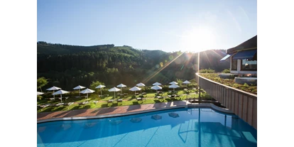 Luxusurlaub - Hotel-Schwerpunkt: Luxus & Familie - Außenpool mit Liegewiese - Hotel Traube Tonbach