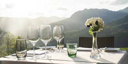 Luxusurlaub - Parkplatz: gebührenpflichtig in Gehweite - Restauran Johann Grill Terrasse - Kempinski Hotel Berchtesgaden